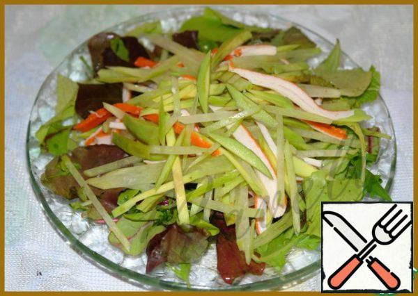 In the center of our salad we spread and pour the dressing.