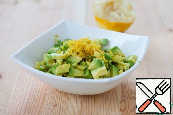 Remove the zest from the lemon and squeeze out 2 tablespoons of juice. Peel the avocado, remove the stone and cut into small cubes, immediately pour in 1 tablespoon of juice so that it does not darken and retains its beautiful emerald color.
