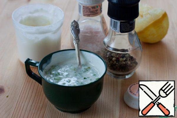 Prepare the dressing - mix natural yogurt with chopped onion and parsley, salt and pepper, pour the remaining 1 tbsp lemon juice. Yogurt can be replaced with low-fat sour cream.