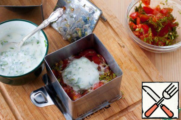 Drain the liquid from the tomatoes and put the second layer on top of a spoonful of filling.
