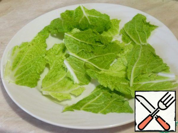Break the cabbage and put it on a plate.
