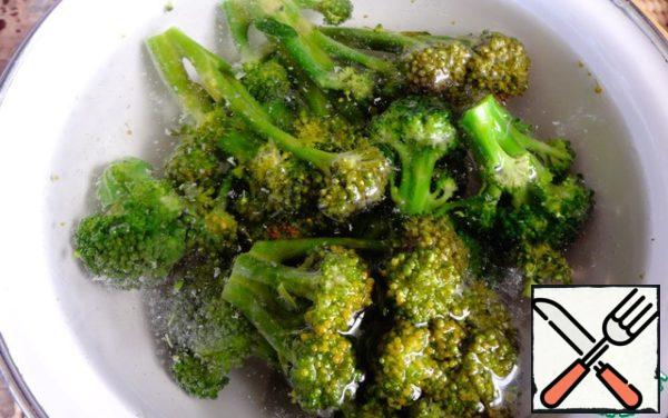 Boil broccoli for 2-3 min. (I had frozen) and immediately cool in ice water so that it does not change color.