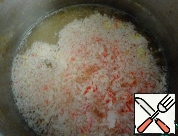 Boil the broth and dissolve the gelatin in it. add 1/3 of it to the cream
with saffron. Put the grated crab meat in the remaining broth.
