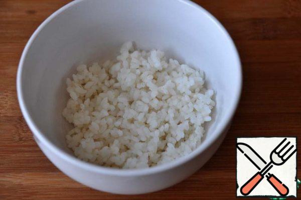 To prepare the salad, take the rice for sushi and boil according to the instructions on the package.
Let the rice cool.