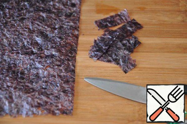 Cut the nori leaf (1/4) into 2-4 cm strips with scissors.
