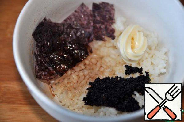 Mix the cooled rice, 1 tablespoon of caviar, chopped seaweed (nori), sprinkle with balsamic sauce (in the absence of soy). Add homemade mayonnaise.
Mayonnaise is needed in a minimum amount for a set of ingredients.
There are many recipes for making homemade mayonnaise on the site. I used real Japanese mayonnaise.
