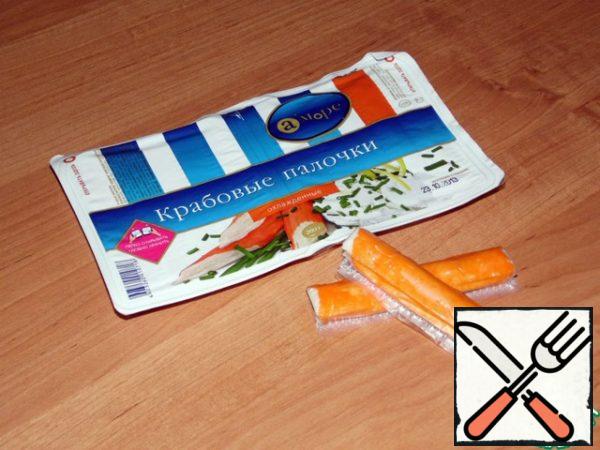 Cut the crab sticks into small pieces.
