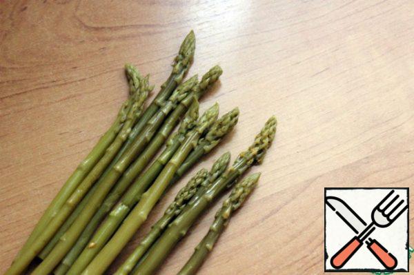Young asparagus shoots cut and boil in salted boiling water for 1 minute. Rinse with cold water, throw on a sieve. You can use regular asparagus, but then it needs to be cleaned and boiled a little longer, 2 minutes. You can also use marinated asparagus.
