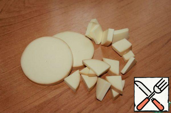 Sausage cheese is also cut into small pieces.