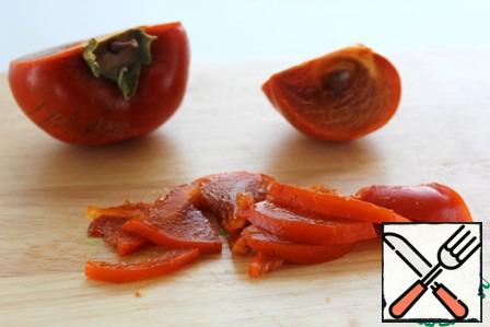 Cut the persimmon into quarters, remove the bones and cut into thin plates.