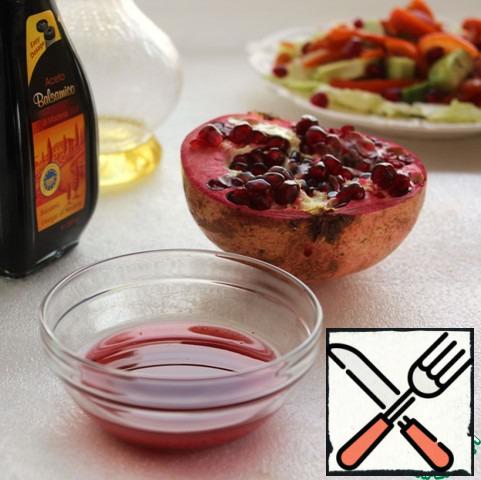 To make the dressing. Garnet cut, put 2 tbsp. of the beans, squeeze 1 tbsp of pomegranate juice. Mix in a Cup of balsamic vinegar, pomegranate juice, vegetable oil, a pinch of sugar, salt, black pepper, stir with a whisk.