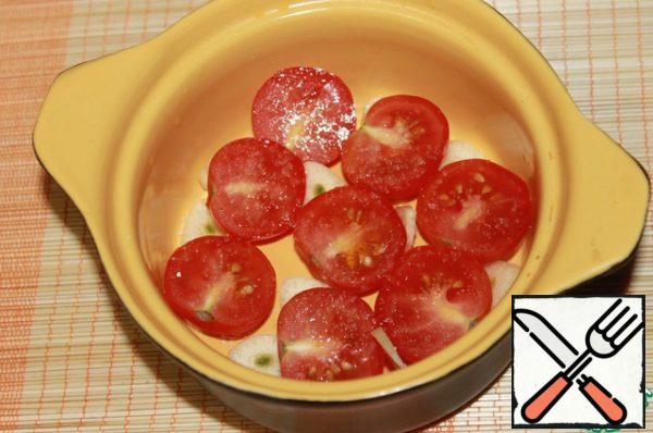 Cherry tomatoes cut in half, put in a mold sprinkled with olive oil, and garlic, cut into plates, is also sent to them. Add salt, sprinkle with a small amount of sugar and send it to bake in the oven at 150 degrees for 1 hour. Take out the dried fragrant tomatoes. If this step is done in advance, the rest of the steps you will do just lightning fast.
