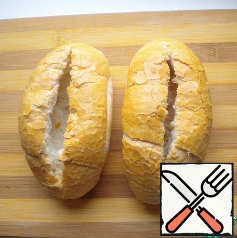 Rolls send in a preheated oven for 3-5 minutes, so that they are heated, and the crust became crispy.
Top each muffin make a longitudinal section. Remove from the rolls a little crumb.