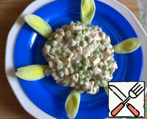 Cut the leeks into thin circles, just diagonally.
Salad to lay out in the center of the dish.