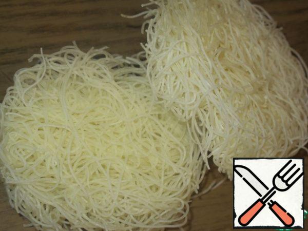 Bring the water to a boil and boil the noodles in the water for 2 to 3 minutes.
Drain, throw in a colander, rinse with cold water.