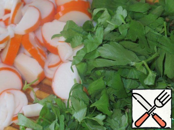 Chop the crab sticks and cilantro coarsely.
