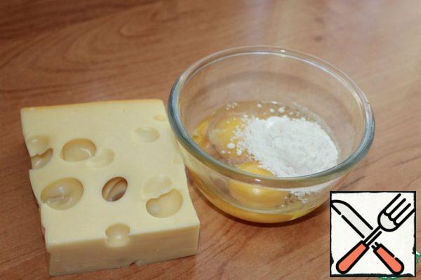 First we need to make a cheese omelet. To do this, mix all the ingredients and fry the omelet in butter on both sides. Any hard cheese will do, I have Maasdam. Cool the omelet.
