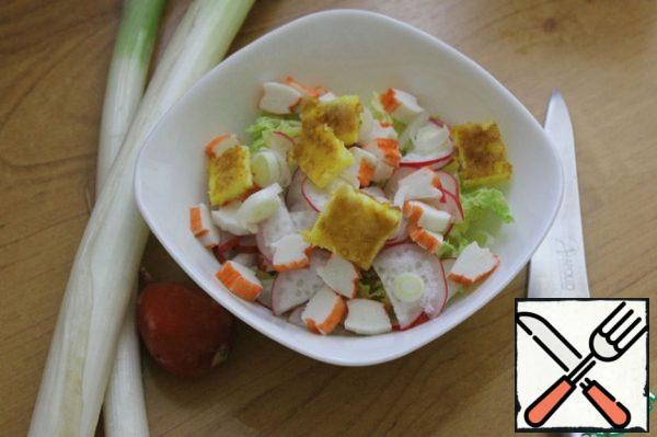 Add the cucumber, cut into strips, and the egg, cut into quarters.
