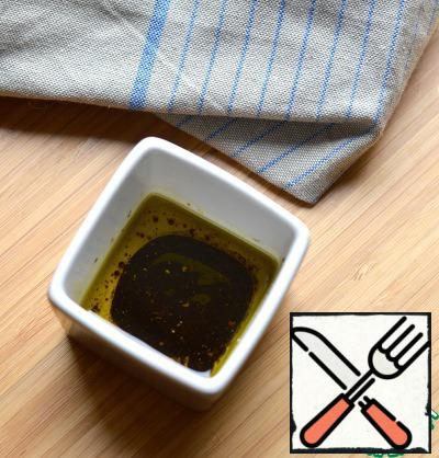 Prepare the dressing: mix olive oil, balsamic vinegar, honey, salt and pepper. Stir. Do not worry that you do not get a homogeneous mass, this is normal.