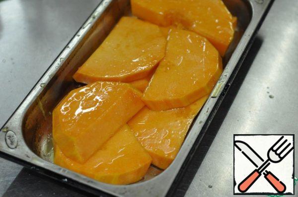 For marinating: add olive oil, salt and grated nutmeg.
