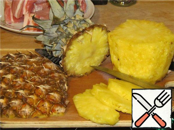 Cut the peeled pineapple into half rings (according to the number of pieces of meat), part - pieces - for sauce.
