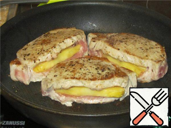 Fry the pork on both sides in a little olive oil until golden brown.
