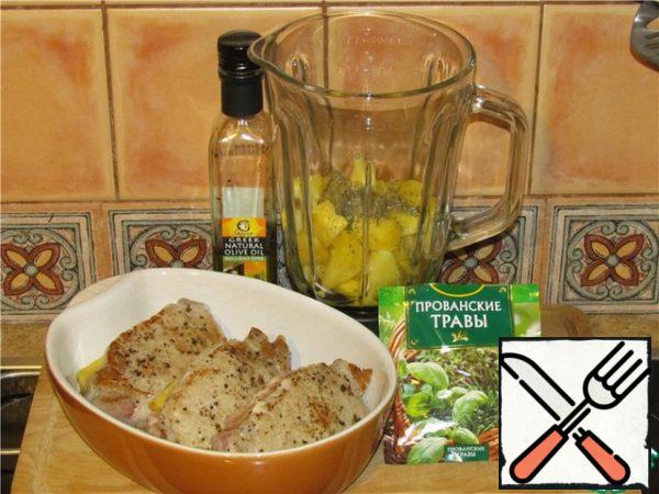 Put it in a baking dish.
Prepare a sauce of olive oil, pineapple slices, Provencal herbs and a pod of red pepper without seeds (cut a few pieces for decoration).
