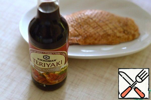 Wash and dry the duck breast. Make incisions on the skin without cutting through the skin to the end. Mix soy sauce with salt and pepper and grease the horn well.
