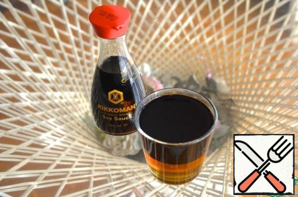 Mix soy sauce with honey.
