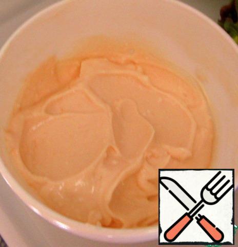 Preparation of pink sauce. Mayonnaise, ketchup, a few drops of Tabasco, a tablespoon of lemon juice and a tablespoon of whiskey, salt, pepper - mix and put in refrigerator until the time of filing of the salad.