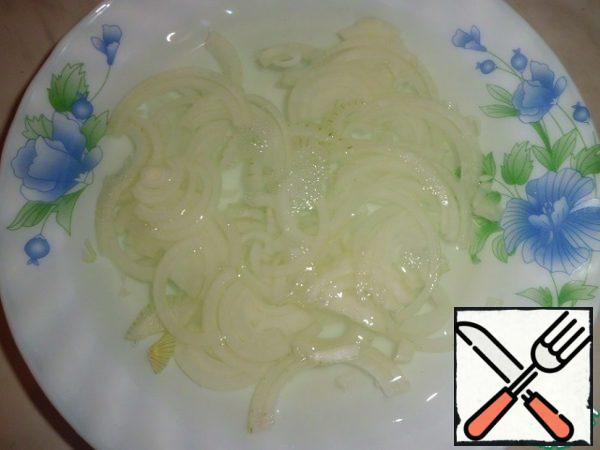 Boil potatoes in the uniform. Onions cut into half rings and pour boiling water for a few minutes. Squid clean and boil until tender (any convenient way for you).