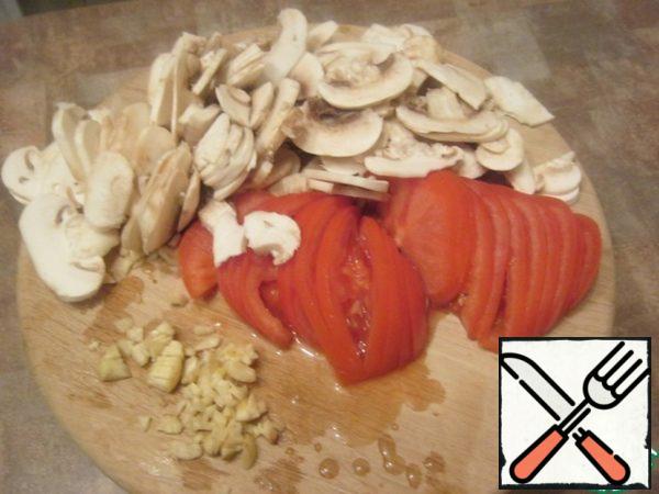 Tomatoes, mushrooms - cut, garlic - chop.

