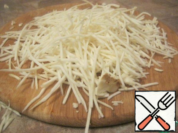 Grate the celery root (if large - the kindest).
