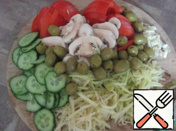Chop apples, tomatoes, mushrooms and cucumber, finely chop garlic.
