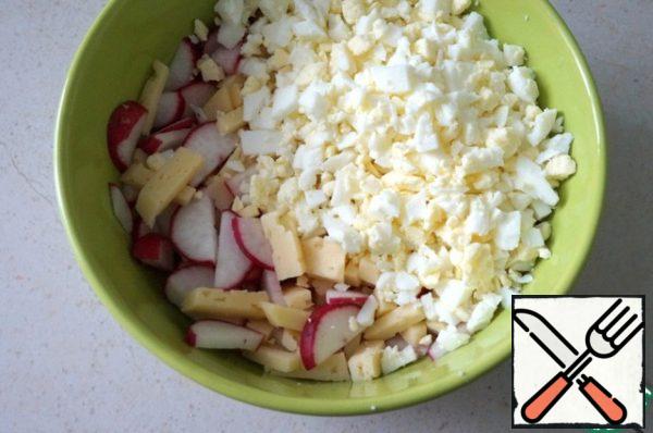Mix the crushed ingredients together.
