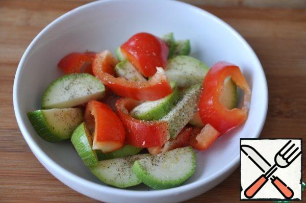 Take the vegetables. Bulgarian pepper cut into strips, zucchini semicircles.
Sprinkle the vegetables with salt, Provencal herbs, sprinkle with olive oil (1 tablespoon).