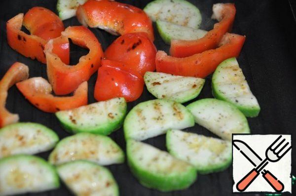 Put the vegetables on the grill pan and fry on both sides for 1 minute.