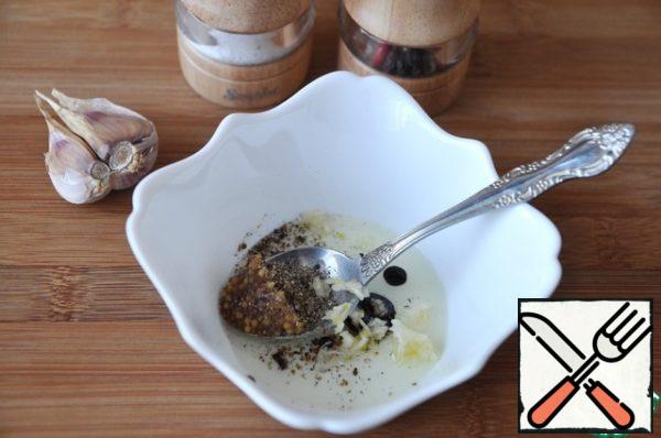Prepare a dressing of balsamic vinegar, salt, mustard with grains, a mixture of peppers, olive oil and squeezed garlic.
