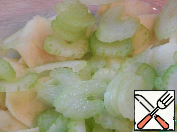Cut the celery into thin slices.