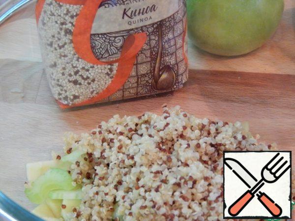 Add quinoa. Mix everything thoroughly. Walnuts fry, chop, combine with honey.
