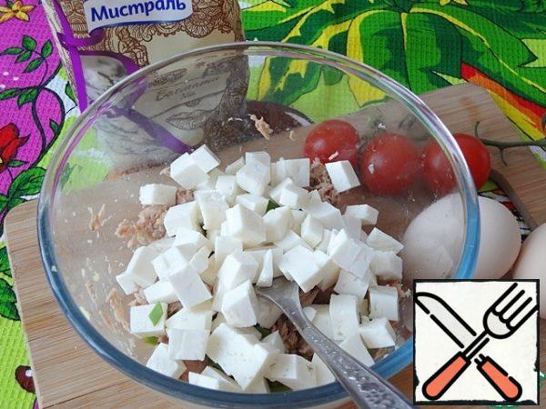 Cut the cheese into small cubes and combine with the tuna.
