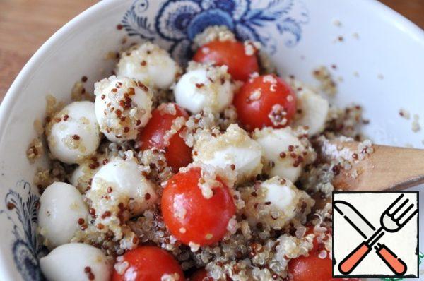 Add to quinoa balls mozzarella "mini" and cherry tomatoes.