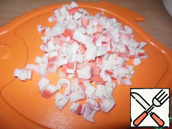 Slice the crab sticks.
