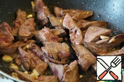 Fry in a pan with olive oil for 5-7 minutes (until tender, but do not over-dry the liver), at the end of cooking, put a finely chopped garlic clove.