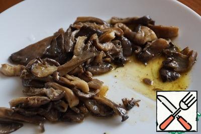 In the pan, where the liver was fried, cook the mushrooms-fry until cooked mushrooms, season with salt and pepper.
The sauce, which was formed during stewing (meat juice from the liver, mushroom juice and olive oil) is preserved.