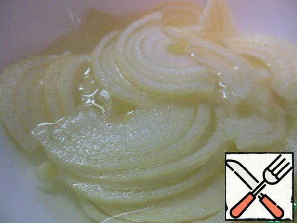 Onions cut into half rings, marinate it in a mixture of vinegar and water. I'm doing 50/50.
