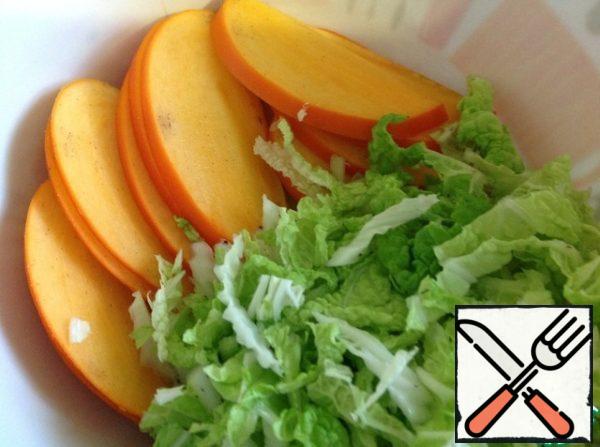 Chop the cabbage (only the green part), cut the persimmon into half rings.
