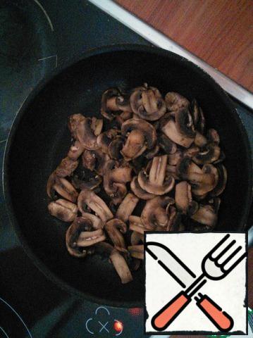 Fresh mushrooms cut and fry in a dry pan until Golden brown.