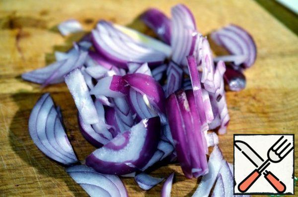 Peel the onion and cut into small feathers. Add to rice, stir.