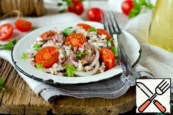 Mix rice with tomatoes, onions, cod liver (cut into pieces), season with salt and pepper, garnish with parsley leaves, season with oil from a can of cod liver.